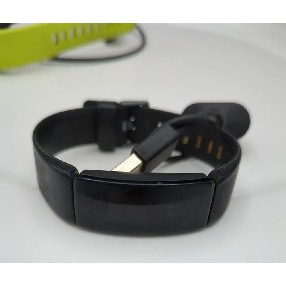 2 Fitbit Trackers with Chargers‎ and wrist straps Broken Not Working For Parts